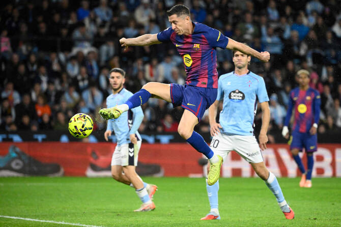 Lewandowski hat trick steers Barcelona to 4-2 win at Celta Vigo
